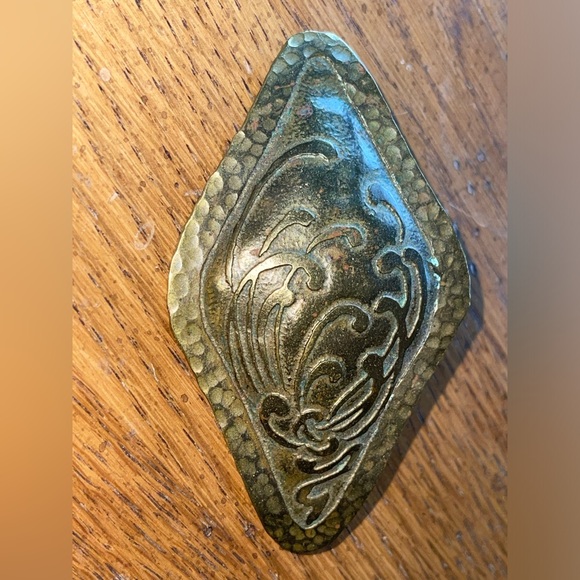 Frost Workshops Arts & Crafts Hammered / Etched Brass Brooch c1910 RARE FIND ☺️ - Picture 11 of 12